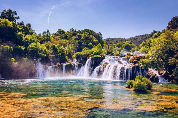 Hermosa cascada Skradinski Buk en el Parque Nacional Krka, Dalmat —  Fotos de Stock