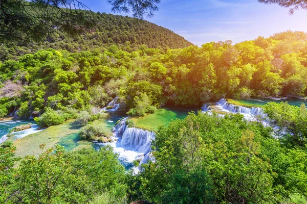 Vízesések Krka Nemzeti Park, Dalmácia, Horvátország. A Krka megtekintése — Stock Fotó