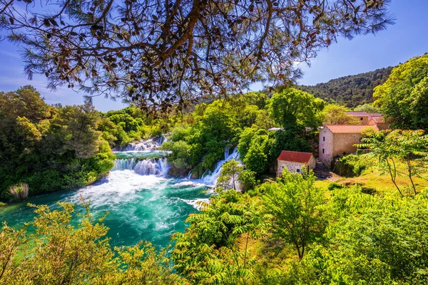 Vízesések Krka Nemzeti Park, Dalmácia, Horvátország. A Krka megtekintése — Stock Fotó