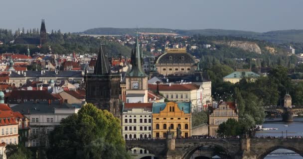 Famoso puente de Carlos a la luz del atardecer, el puente de Carlos es uno de los lugares emblemáticos de Praga. Praga, República Checa . — Vídeo de stock