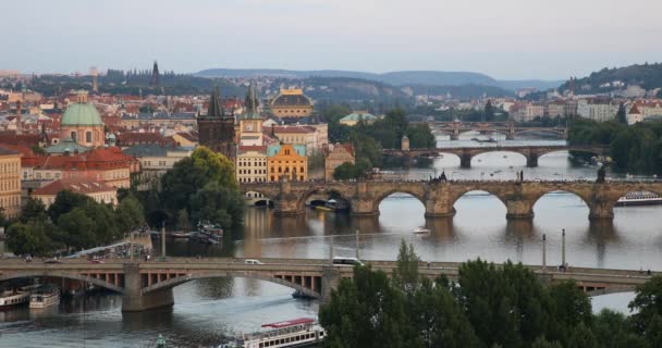 Vista aérea panorámica del atardecer de verano de la arquitectura del muelle de Praga y el puente de Carlos sobre el río Moldava en Praga, República Checa — Vídeo de stock