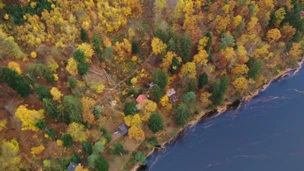 Belle Vyhlidka Maj, Lookout Maj, près de Teletin, République tchèque. Méandre de la rivière Vltava entouré d'une forêt d'automne colorée vue d'en haut. Attraction touristique dans le paysage tchèque. Tchéquie.