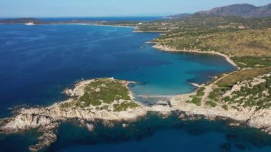 Sardunya Maliyeti: Punta Molentis Yarımadası. Punta Molentis, Villasimius, Sardinya, İtalya 'daki güzel sahil manzarası. Punta Molentis, Sardunya Adası, İtalya 'da kumlu sahili olan güzel bir koy..