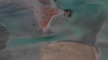 Yunanistan 'ın güneybatı Girit adasındaki Elafonissi' nin ünlü egzotik cennet kumlu zümrüt plajının panoramik hava aracı görüntüsü. Yunanistan 'ın Girit kentindeki mavi Elafonissi plajının güzel manzarası.