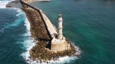 Güzel renklerle Chania pitoresk eski liman girişinde ikonik Venedik deniz feneri havadan drone video, Girit adası, Yunanistan. Chania'da deniz feneri. Chania şehrinin deniz feneri.