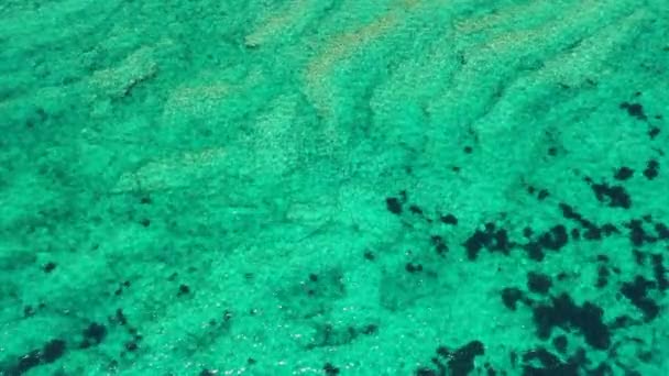 平静的清澈海水背景 平静的海水背景 一个完美水晶般清澈的蓝色绿松石水的空中镜头 晶莹剔透的蓝色水面顶视图 — 图库视频影像