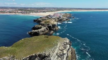 Portekiz'in batı kıyısında okyanus kıyısında ada Baleal naer Peniche havadan görünümü. Baleal Portekiz inanılmaz plaj ve sörfçü ile. Baleal, Portekiz'in havadan görüntüleri. 4k kalite