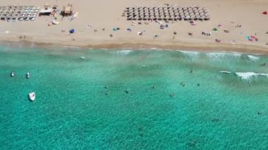 Girit, Yunanistan'da Falassarna plaj havadan görünümü, Falassarna plaj Girit, 4k havadan görünüm plaj çok ünlü bir turistik yerdir. Ünlü Falasarna (Ayrıca Falassarna veya Phalasarna olarak da bilinir).