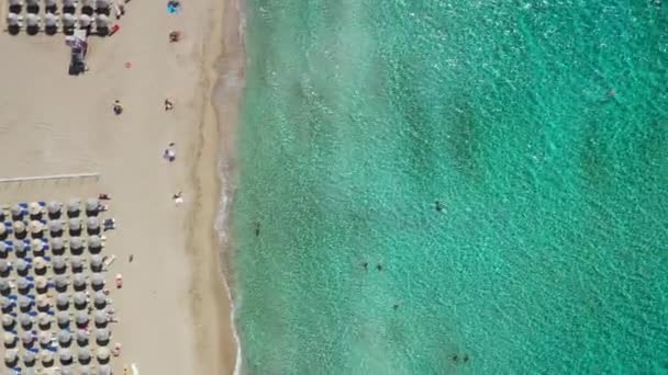 Video drone aereo della spiaggia di Falassarna, acque cristalline, sabbia dorata, spiaggia turchese sabbiosa infinita di Falassarna nell'isola di Creta, Grecia. Famosa Falasarna (conosciuta anche come Falassarna o Phalasarna ). — Video Stock