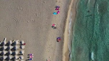 Falassarna plaj, kristal sular, altın kum, Girit adasında Falassarna sonsuz kumlu turkuaz plaj Havadan drone video, Yunanistan. Ünlü Falasarna (Ayrıca Falassarna veya Phalasarna olarak da bilinir).