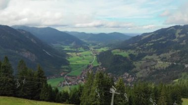 Bayrischzell belediyesi hava manzaralı, Osterhofen kasabası manzaralı. Alman güzel doğası ve yeşil ormanları, Bavyera, Almanya. Alplerdeki Bayrischzell köyü, Bavyera Almanya.