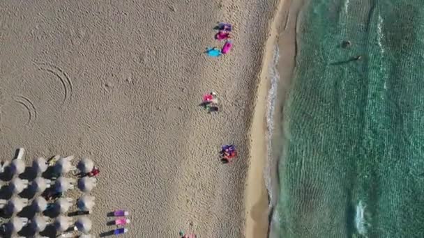 Drone aéreo de vídeo de la playa de Falassarna, aguas cristalinas, arena dorada, interminable playa de arena turquesa de Falassarna en la isla de Creta, Grecia. Falasarna famosa (también conocida como Falassarna o Phalasarna ). — Vídeos de Stock