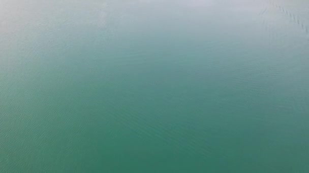 Tegernsee, Německo. Jezero Tegernsee v Rottach-Egern (Bavorsko), Německo u rakouských hranic. Letecký pohled na jezero "Tegernsee" v bavorských Alpách. Zlý Wiessee. Tegernsee jezero v Bavorsku. — Stock video