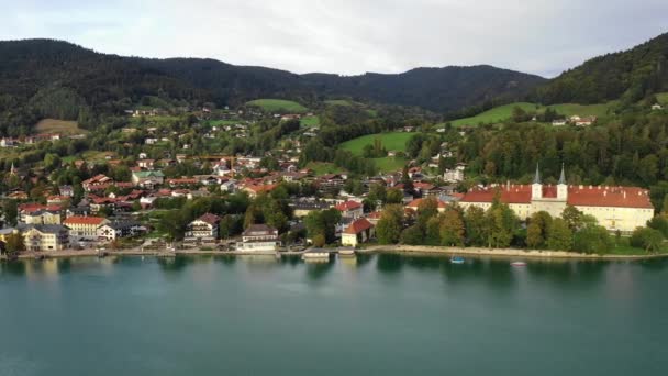 Tegernsee, Γερμανία. Λίμνη Tegernsee στο Rottach-Egern (Βαυαρία), Γερμανία κοντά στα αυστριακά σύνορα. Αεροφωτογραφία της λίμνης "Tegernsee" στις Άλπεις της Βαυαρίας. Κακό Wiessee. Λίμνη Tegernsee στη Βαυαρία. — Αρχείο Βίντεο