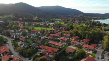Tegernsee, Almanya. Tegernsee Gölü, Rottach-Egern (Bavyera), Almanya, Avusturya sınırına yakın. Bavyera Alpleri 'ndeki 