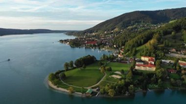 Tegernsee, Almanya. Tegernsee Gölü, Rottach-Egern (Bavyera), Almanya, Avusturya sınırına yakın. Bavyera Alpleri 'ndeki 