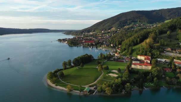 Tegernsee，德国位于德国巴伐利亚Rottach-Egern的Tegernsee湖，靠近奥地利边境。巴伐利亚阿尔卑斯山"泰格纳湖"的空中景观。坏妻子。巴伐利亚Tegernsee湖. — 图库视频影像