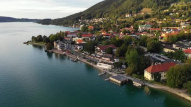 Tegernsee, Almanya. Tegernsee Gölü, Rottach-Egern (Bavyera), Almanya, Avusturya sınırına yakın. Bavyera Alpleri 'ndeki 