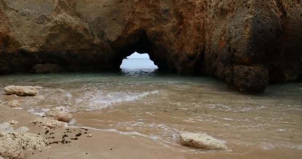 Blaue Ozeanwelle am Sandstrand. weiche Welle des blauen Ozeans am Sandstrand. Hintergrund. Blick von oben auf schönen Strand mit ruhiger Welle, Meer und Ozean Hintergrund, Sommerurlaub Konzept. — Stockvideo