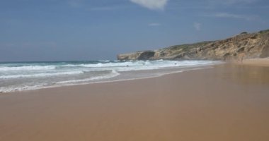 Portekiz 'in batı kıyısındaki Monte Clerigo plajı, Algarve. Praia Monte Clerigo 'ya giden merdivenler Aljezur yakınlarında, Costa Vicentina, Portekiz, Avrupa.