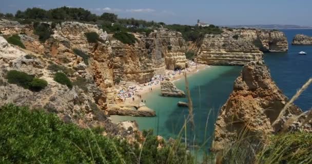 Marinha sahilindeki doğal mağaralar, Algarve Portekiz. Marinha sahilindeki kayalık kemerleri ve Algarve bölgesindeki Portekiz kıyılarındaki turkuaz deniz suyu.. — Stok video
