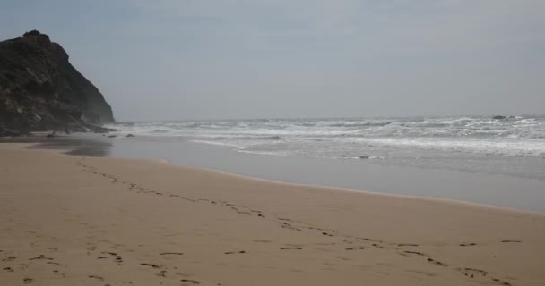 Widok na plażę Monte Clerigo na zachodnim wybrzeżu Portugalii, Algarve. Schody do plaży Praia Monte Clerigo w pobliżu Aljezur, Costa Vicentina, Portugalia, Europa. — Wideo stockowe