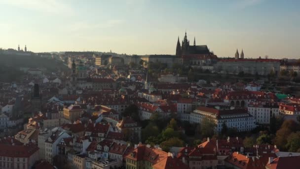 Malebnou podzimní letecký pohled na pražském Staroměstském náměstí molo architektury a Karlův most přes řeku Vltavu v Praze, Česká republika — Stock video