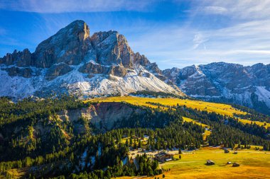 Dolomitler, İtalya 'daki Passo delle Erbe' den Peitlerkofel Dağı 'nın çarpıcı manzarası. Passo delle Erbe 'deki Sass de Putia (Peitlerkofel) manzarası, ahşap çiftlik evleri, Dolomitler, Güney Tyrol, İtalya.