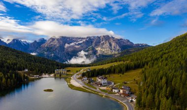 Misurina Gölü veya Lago di Misurina İtalya. Misurina Gölü durgun suda mükemmel bir gökyüzü yansıması ile. Muhteşem Dolomitler Alp Dağları, İtalya, Ulusal Park Tre Cime di Lavaredo.