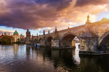 Çek Cumhuriyeti Prag 'daki Vltava nehri üzerindeki Charles Köprüsü' ne sonbahar manzarası. Sonbahar manzaralı Charles Köprüsü, Prag 'ın eski kasabası ve Vltava nehri. Çek malı. Kırmızı yapraklı Eski Şehir 'in sonbahar manzarası.