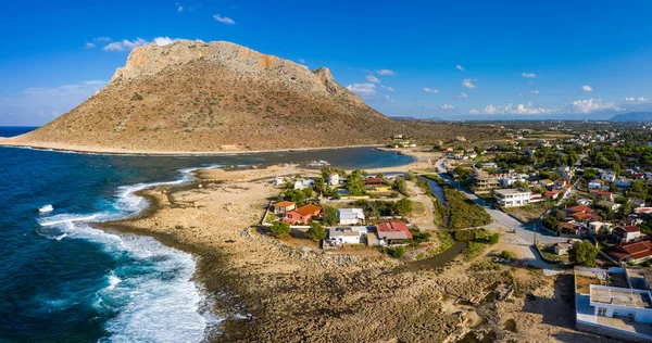 蓝松石的空中无人机俯瞰着有组织的海滩 形成了一个心形的小泻湖和希腊克里特岛Chania的Stavros山区海景 希腊克里特岛的Picturesque Stavros海滩 — 图库照片