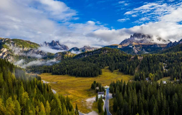 Lago Landro Jezero Dolomitách Jižním Tyrolsku Itálie Podzimní Klidné Alpské — Stock fotografie