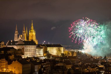 Çek Cumhuriyeti 'nin Prag Eski Kenti üzerinde havai fişekler. Prag, Çek 'te yeni yıl havai fişekleri. Yeni Yıl kutlamaları sırasında Prag havai fişekleri St. Vitus Katedrali, Prag, Çek Cumhuriyeti yakınlarında.