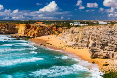 Cape Sagres, Algarve, Portekiz 'deki Praia do Tonel (Tonel plajı) panorama manzarası. Praia Do Tonel, Alentejo, Portekiz plajı. Praia Do Tonel sahilinde okyanus dalgaları. Sagres Kalesinden Görünüm.