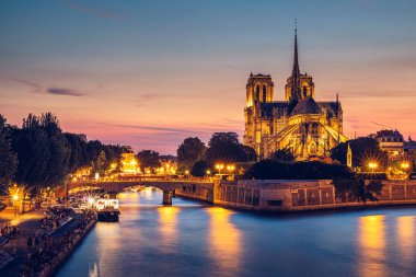 Notre Dame de Paris Katedrali, gün batımında, Fransa. Notre Dame de Paris, Paris 'teki en güzel Katedral. Notre Dame de Paris Katedrali üzerindeki resim gibi gün batımı, 2019 'da Paris' te bir yangında yok oldu..
