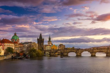 Doğal bahar günbatımı hava görünümünü Prague Old Town iskele mimarisi ve Charles Köprüsü üzerinden Vltava Nehri Prag, Çek Cumhuriyeti