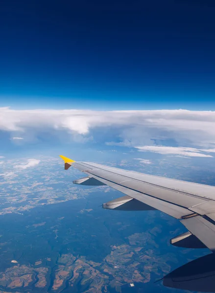 Zicht Vleugel Van Een Vliegtuig Dat Boven Wolken Vliegt Grote — Stockfoto