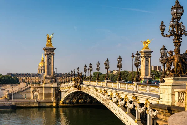 Brücke Pont Alexandre Iii Über Die Seine Einem Sonnigen Sommermorgen Stockfoto