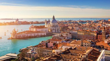 Büyük Kanal ve Basilica Santa Maria della Salute 'un havadan görünüşü, Venedik, İtalya. Venedik Avrupa 'nın popüler bir turizm merkezidir. Venedik, İtalya.