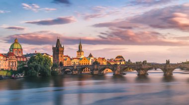 Çek Cumhuriyeti Prag 'daki Charles Briç' in ünlü ikonik görüntüsü. Dünya seyahati, gezi ve turizm kavramı.