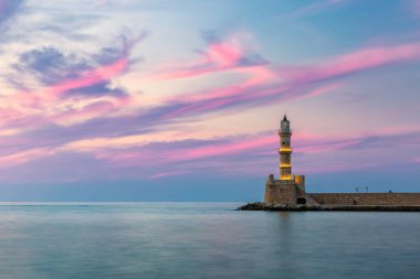 Yunanistan 'ın Girit kentindeki Hanya' nın eski limanındaki Venedik limanı ve deniz feneri. Yunanistan, Chania 'daki eski Venedik deniz feneri. Yunanistan 'ın Chania kentindeki eski Venedik limanının deniz feneri.