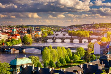 Vltava nehri manzarası ve Prag tarihi merkezi, Çek Cumhuriyeti 'nin Prag kentinin binaları ve simgeleri. Charles Köprüsü (Karluv Most) ve Küçük Kasaba Kulesi, Prag, Çek Cumhuriyeti