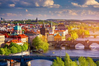 Çek Cumhuriyeti Prag 'daki Vltava nehri üzerindeki Eski Şehir İskelesi mimarisi ve Charles Köprüsü manzaralı. Prag ikonu Charles Bridge (Karluv Most) ve Eski Şehir Köprüsü Kulesi, Çek Cumhuriyeti.