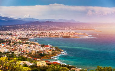Yunanistan 'ın Girit kentindeki Hanya' nın eski Venedik Limanı 'nda fisihing Boats and Yachts. Hanya, Girit, Yunanistan. Chania, Girit 'in ikinci büyük şehri ve Chania bölgesinin başkentidir..