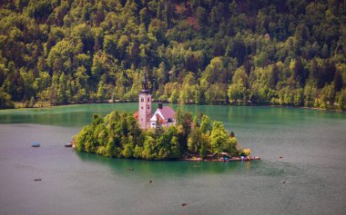 Lake Bled Slovenya. Güzel dağ Bled Gölü küçük Hac kilise ile. En ünlü Sloven göl ve ada ile hac Kilisesi Maria varsayım kan kaybından öldü. Bled, Slovenya.