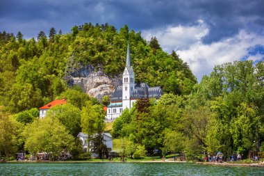 St Martin's Parish Kilisesi göl kenarında tepede pitoresk Bled Slovenya. St Martin's kilise Lake Bled, Slovenya'nın sahilinde