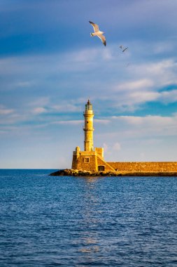 Yunanistan 'ın Girit kentindeki eski Chania limanında, üzerinde martılar uçuşan Venedik limanı ve deniz feneri. Yunanistan, Chania 'daki eski Venedik deniz feneri. Yunanistan 'ın Chania kentindeki eski Venedik limanının deniz feneri.