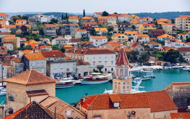 Hırvatistan Avrupa 'nın eski turistik mekanı Trogir kentinde manzara. Trogir kasabası kıyı manzarası. Muhteşem Trogir, Hırvatistan. Hırvatistan 'ın güneşli, eski Venedik kenti, Dalmaçya Sahili.