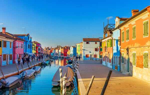 Bela Vista Dos Canais Burano Com Barcos Belos Edifícios Coloridos — Fotografia de Stock