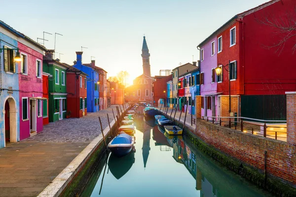 Bela Vista Dos Canais Burano Com Barcos Belos Edifícios Coloridos — Fotografia de Stock